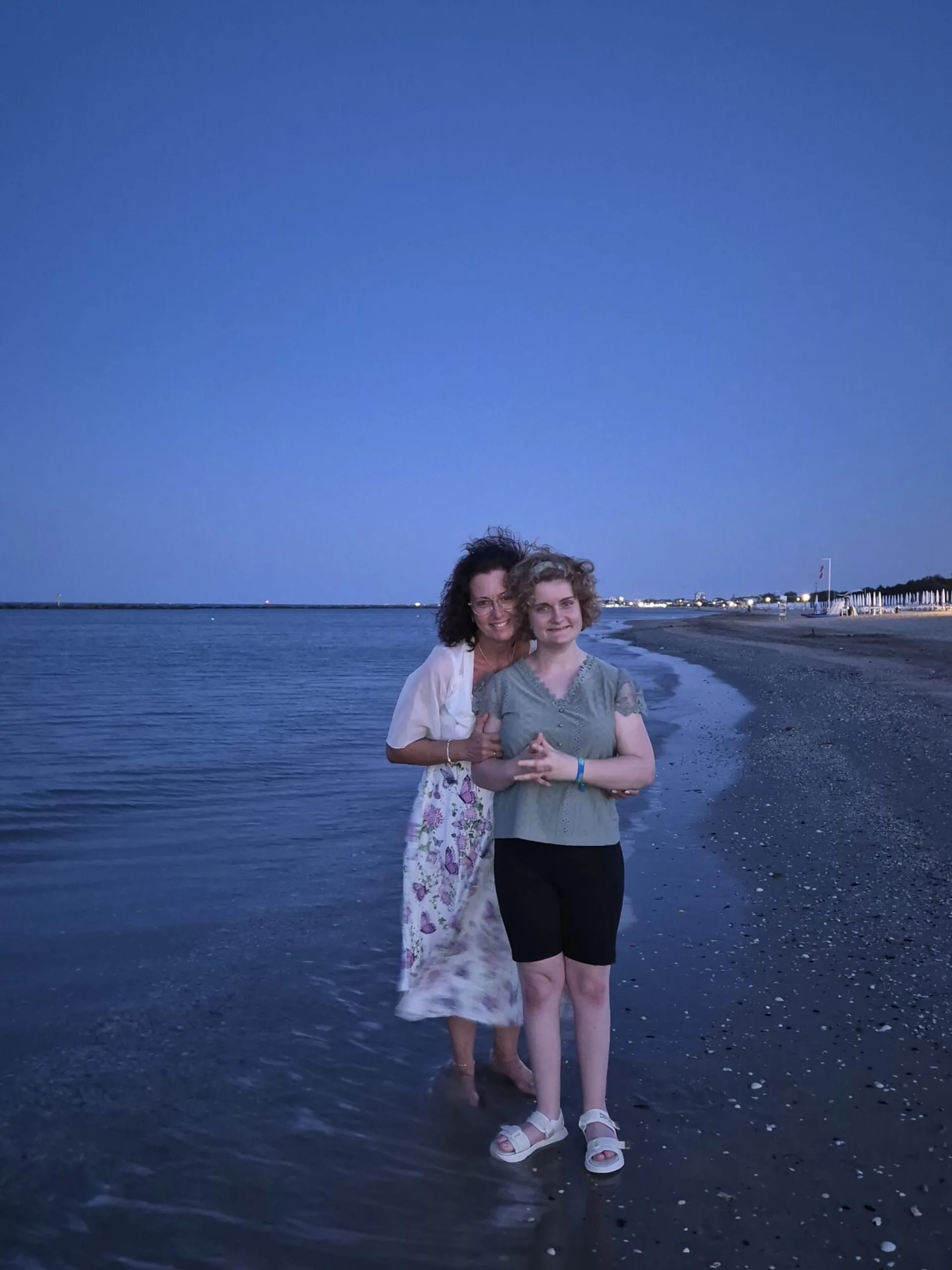 Mutter und Tochter geniessen gemeinsamen Moment am Strand – Erholung für pflegende Angehörige dank Unterstützung